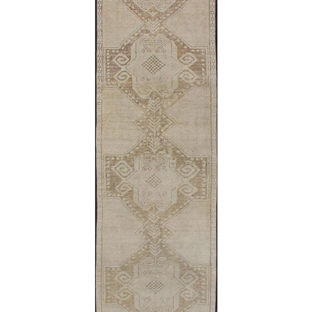 Medallion Vintage Hand Knotted Turkish Oushak Runner in Taupe, Tan, and Browns For Sale - Image 4 of 13