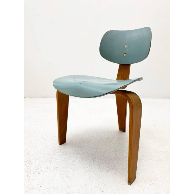 The egon eiermann se 42 chair, designed in 1949/50, is an iconic masterpiece of german post-war design. it combines clear...