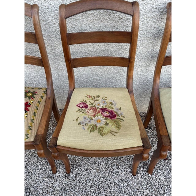 A trio of elegant antique chairs in solid walnut, refined witnesses to the mid-19th century, where the louis xv style...