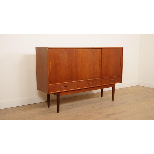 This stunning vintage wall cabinet is a wonderful example of authentic Danish design. The cabinet is finished in high-...