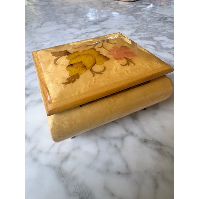 Midcentury Italian Burl Wood & Brass Music Box With Floral Design For Sale In Los Angeles - Image 6 of 12