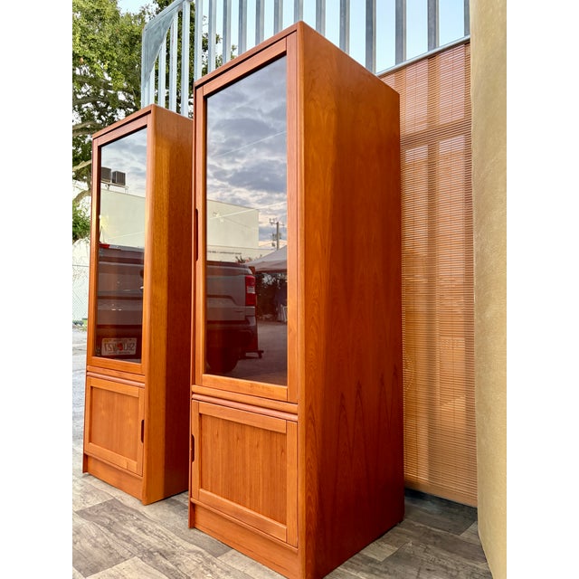 A Pair of Mid-Century Modern Danish Lighted Curio Display Cabinets by Sun Cabinet. Circa 1970s For Sale - Image 18 of 18