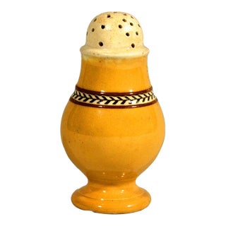 1810s English Mocha Dipped Ware Pepper Pot, Ochre Slip, Herringbone Band, Regency For Sale