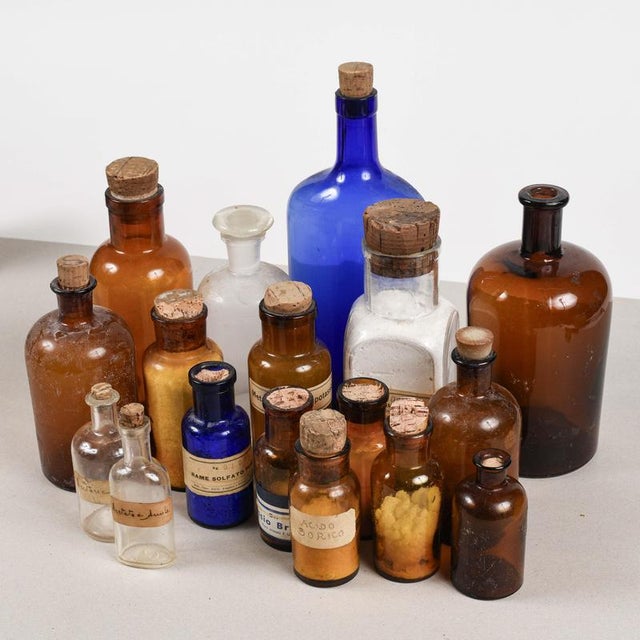Fascinating set of 17 antique apothecary bottles, a real treasure for collectors of scientific objects and medical...
