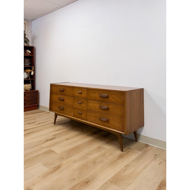 Mid-Century Modern Vintage United MCM Nine Drawer Lowboy Dresser Collectible Mid Century Walnut For Sale - Image 3 of 14