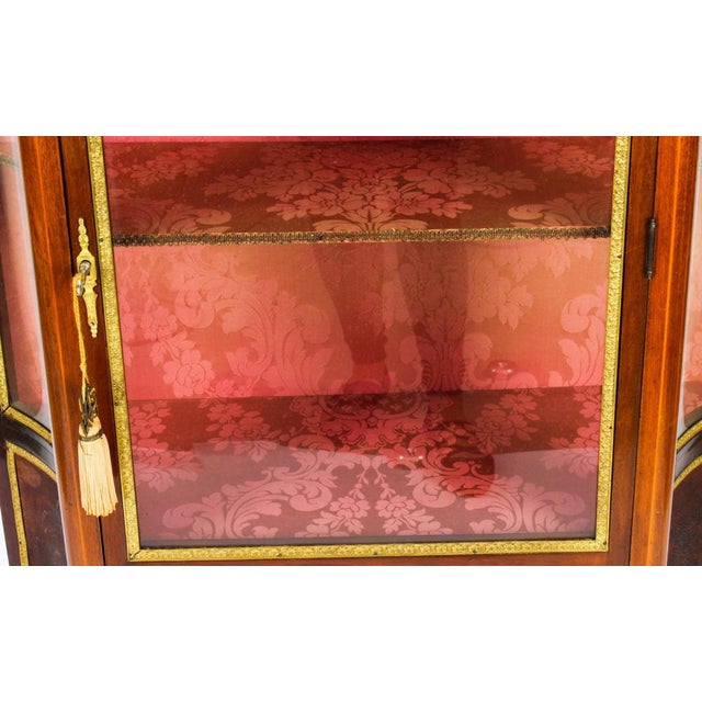 French Display Cabinet from Vernis Martin, 19th Century For Sale - Image 6 of 18
