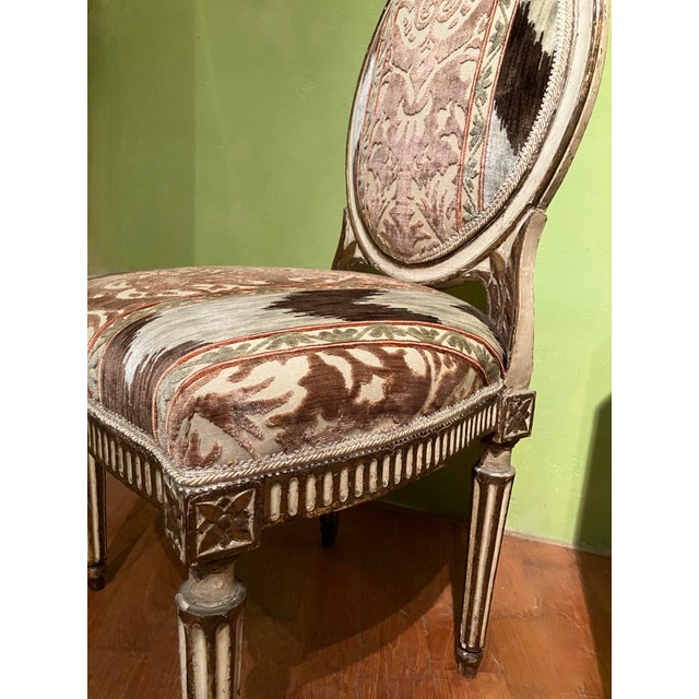 Louis XVI Chairs in Ivory Lacquer, Gilt and Ikat Damask Upholstery, Florence, Italy, 18th Century, Set of 2 For Sale - Image 12 of 18