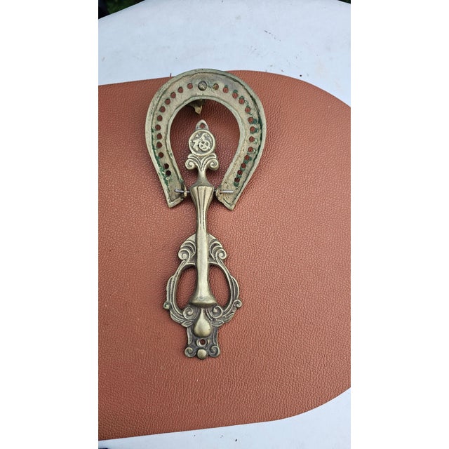 Art Deco brass door knocker – horseshoe and horse head.Dimensions: height 20.2 cm, width 10.5 cm, depth 5 cm.