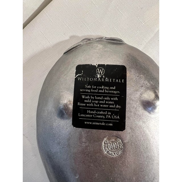 Metal 1970s Wilton Armetale Pineapple Serving Platter by Turtle and Crane - Palm Beach Regency Hospitality For Sale - Image 7 of 8