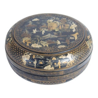 Large Chinese Export Round Black Lacquered Gilt Painted Covered Box 1950s For Sale