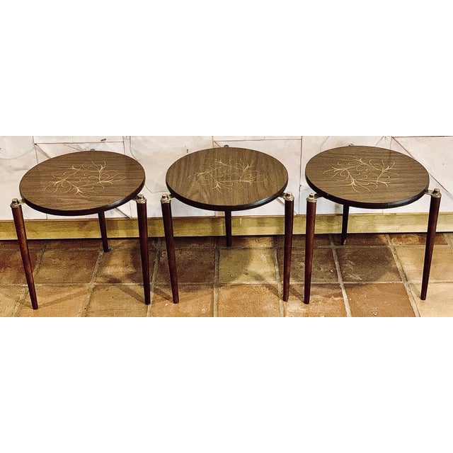 Brown Vintage Mid-Century Modern Round Stacking Side Tables With an Abstract ‘Atomic Ranch’ Style Design on Top & Brass Fittings at the Legs- Set of 3 For Sale - Image 8 of 12
