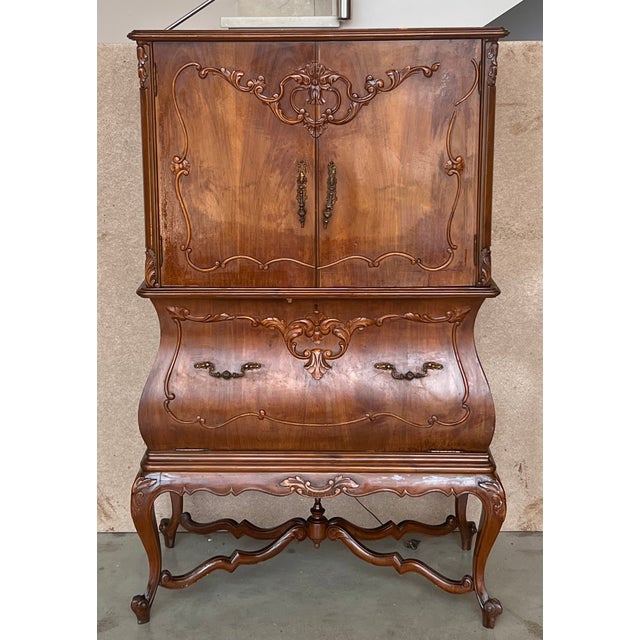 Mid-Century Modern walnut wood and mirror Spanish bar cabinet, 1940s. Very elegant Mid-Century Modern Spanish drinks...