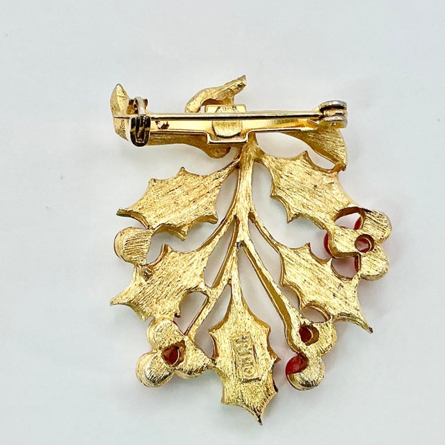 1970s Vintage Boho Chic Americana Christmas Holly Branch With Berries Brooch, Jonette Jewelry For Sale - Image 6 of 6