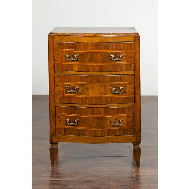 Italian 1800s Petite Walnut Three-Drawer Bow Front Chest with Banding For Sale In Atlanta - Image 6 of 12