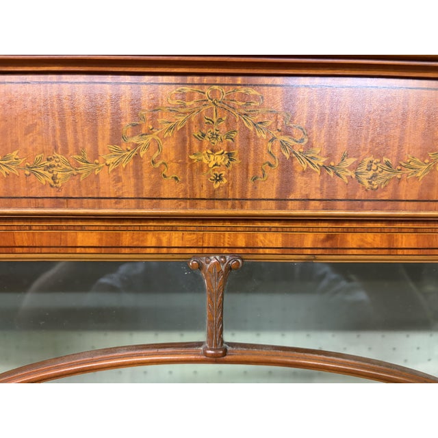 Inlaid Satinwood Display Cabinet from Maple & Co., 1900s For Sale - Image 17 of 18