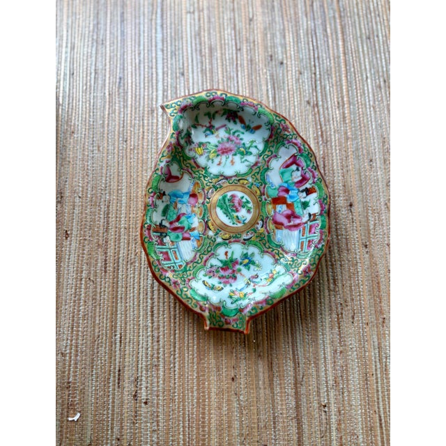 Pair of 19th Century Chinese Export Rose Medallion Porcelain Shrimp Dishes For Sale - Image 10 of 10