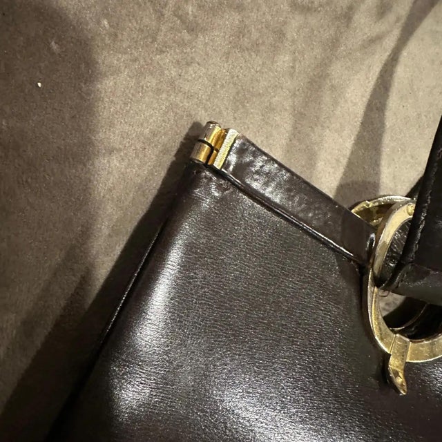 1980s Iconic Brown Leather and Brass Shoulder Bag by Roberta Di Camerino For Sale - Image 6 of 9