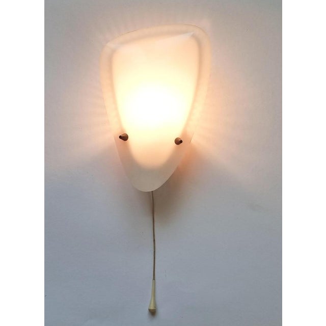 White Mid-Century Wall Lamp in the style of Stilnovo, Italy, 1970s For Sale - Image 8 of 14