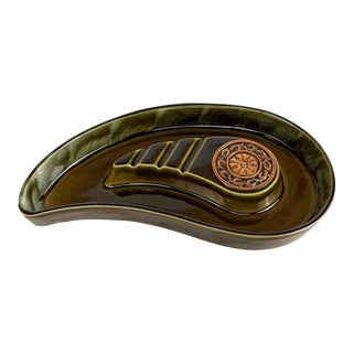 Mid-Century Olive Green Kidney Medallion Centerpiece Cigar Ashtray For Sale