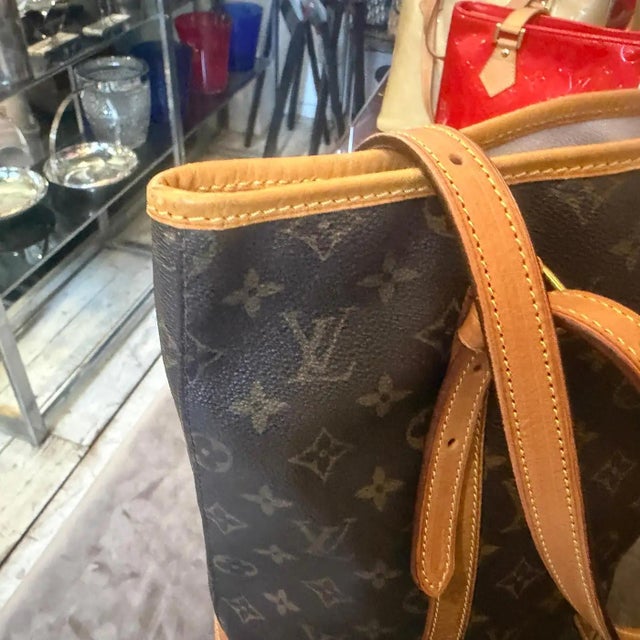 Louis Vuitton A 2006 Louis Vuitton Monogram Coated Canvas and Leather Bucket Gm Tote Bag For Sale - Image 4 of 14