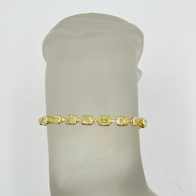 Modern Light Yellow Radiant East to West Bezel Bracelet in 18k Yellow Gold For Sale - Image 3 of 8