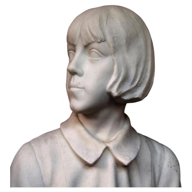 Antique Early 20th Century Bust of a Young Girl in White Carrara Marble For Sale - Image 4 of 6
