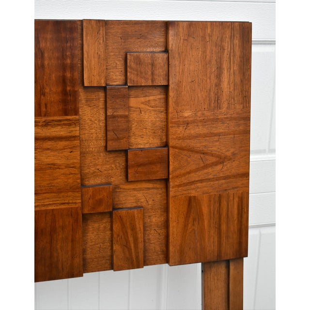 1970s Vtg. MCM Style Queen Size Lane Staccato Brutalist Collection Walnut Headboard For Sale - Image 5 of 12