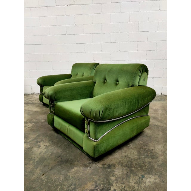 Armchairs upholstered in green velvet, chromed steel frame, in perfect condition, authentic 1970s vintage. Measurements:...