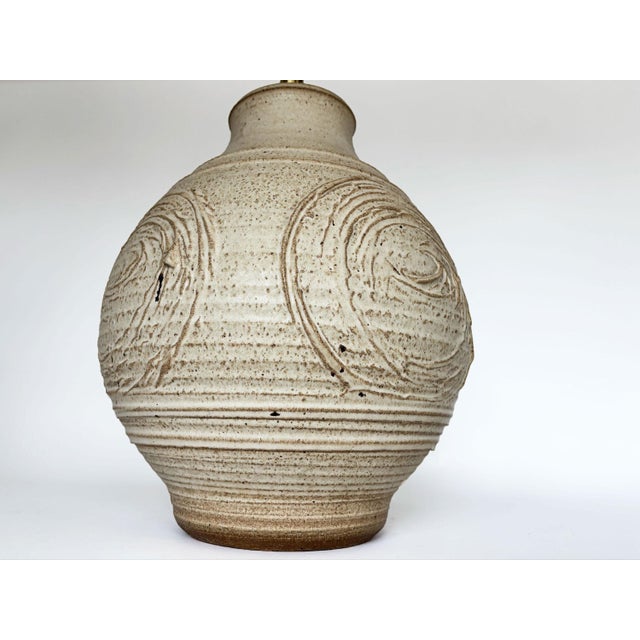 Beige 1960s Bob Kinzie Affiliated Craftsmen Studio Mid Century Beige Monumental Pottery Table Lamp For Sale - Image 8 of 8