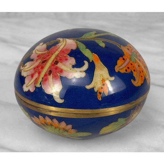 Chinoiserie Vintage Chinese Cloisonne Blue Enamel Floral Round Storage Box For Sale - Image 3 of 8