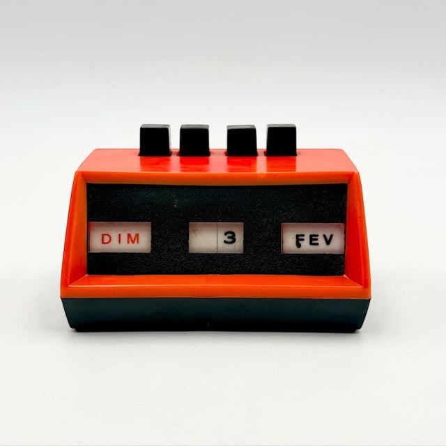 Vintage Pop Design Perpetual Desk Calendar in Red Plastic, 1970s For Sale - Image 10 of 13