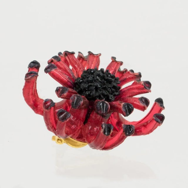 Francoise Montague Paris Red and Black Floral Resin Clip Earrings For Sale In Atlanta - Image 6 of 6