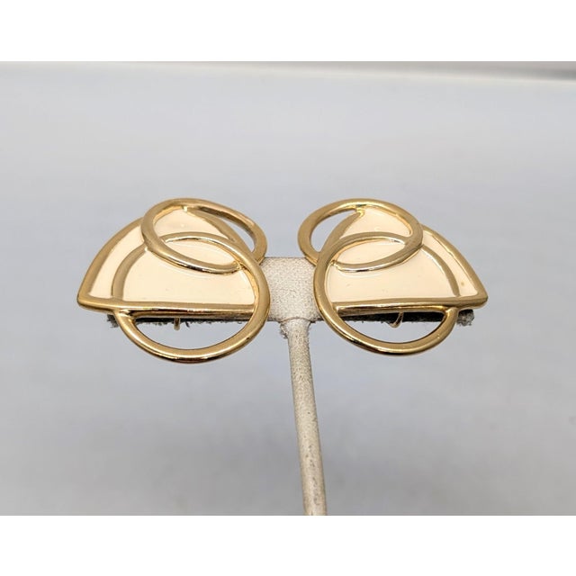 Abstract Vintage Kunio Matsumoto for Trifari Modernist Off White Enamel Clip Earrings-2 Pieces For Sale - Image 3 of 7