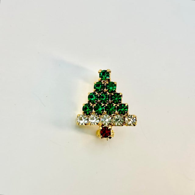 American 1980s Vintage Americana Boho Chic Hollywood Regency Petite Rhinestone Christmas Tree Brooch For Sale - Image 3 of 6