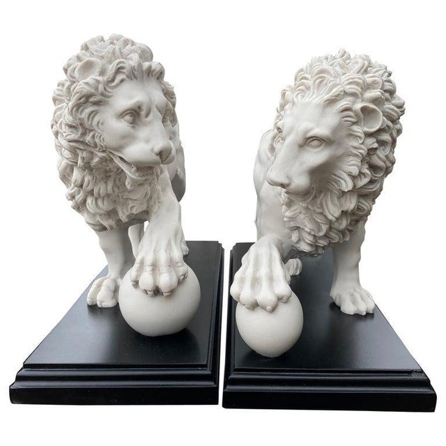 20th Century Marble Sculptures the Medici and Vacca Lions, Set of 2 For Sale - Image 6 of 6