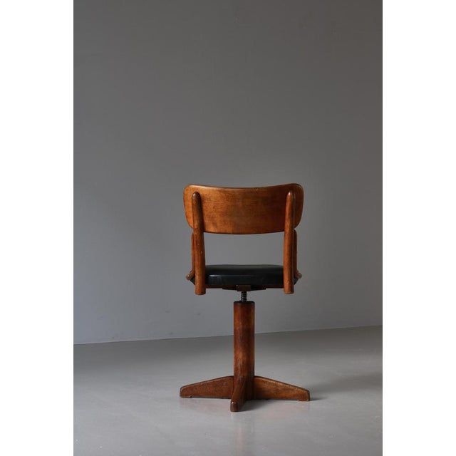 Dan Swivel Chair in Bent Beechwood attributed to Magnus Stephensen for Fritz Hansen, 1930s For Sale - Image 6 of 17