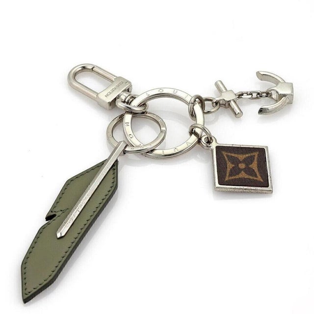 The Louis Vuitton Silver Tone Leather Monogram Bag Charms Key Holder is a stylish and sophisticated accessory for modern...