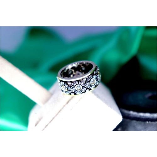 Metal Gold and Silver Ring with Flower-Shaped Reliefs For Sale - Image 7 of 10