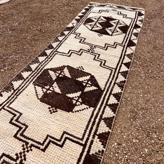 Boho Chic 1960s Neutral Vintage Kurdish Herki Runner 2’6x10’8 For Sale - Image 3 of 8