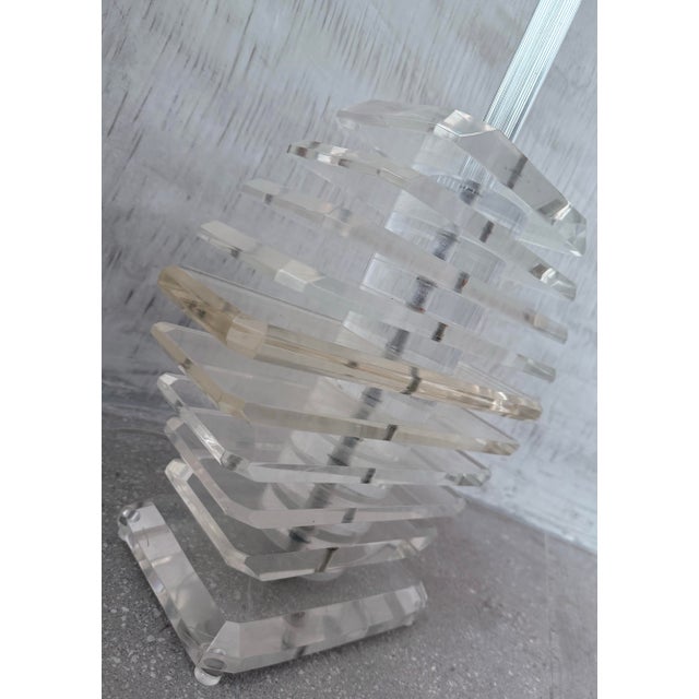 Mid-Century Modern 1970’s ‘Karl Springer/ George Bullio Style’ Large Scale Stacked Pyramid Lucite & Silver Table Lamp For Sale - Image 3 of 12