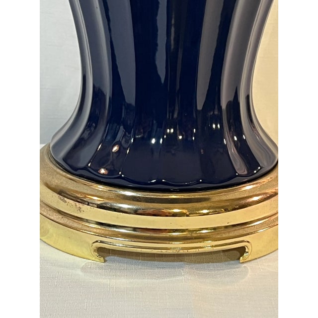 Transform your space with this stunning Vintage Chinoiserie Cobalt Blue Fluted Ginger Jar Table Lamp, elegantly perched on...