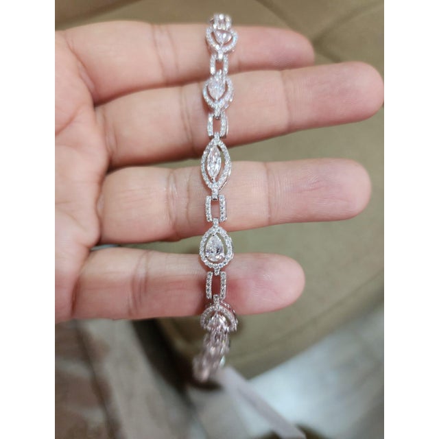 Modern 6.45 Ct Natural Trillion, Square , Round & Marquise Shape Diamond Bracelet 18kg For Sale - Image 3 of 8