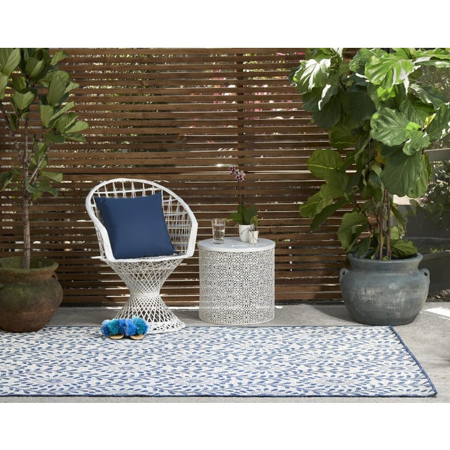 Textile Momeni Contemporary Indoor/Outdoor Riviera Vine Rug in Coral, 6'6" x 9' For Sale - Image 7 of 9
