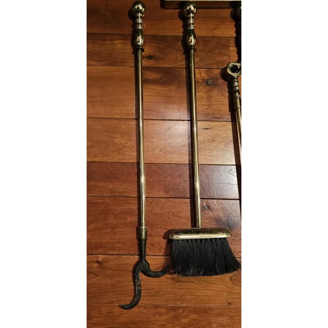 Mid 20th Century Virginia Metalcrafters Cast Brass Willamsburg Style Fireplace Tool Set Sand- 5 Pieces For Sale - Image 5 of 9
