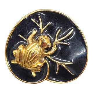 Vintage 1991 Signed Mimi Di N Goldtone & Black Enamel Frog on a Lillypad Brooch For Sale