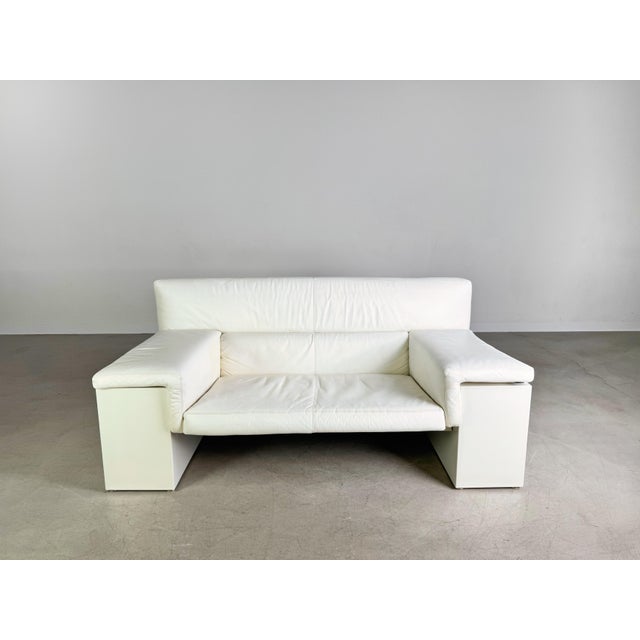 We are offering for sale a beautiful white two-seater sofa (model: Brigadier) by Knoll from the 1980s. Designed by Ciri...