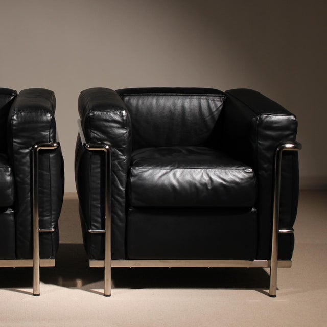 An iconic duo in design history: this pair of lc2 armchairs impresses with the architectural precision of the chromed...