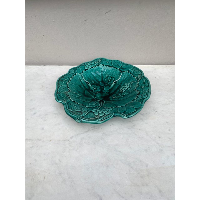 Victorian 19th Century English Green Majolica Strawberry Platter For Sale - Image 3 of 8