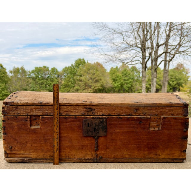 Early American Humpback Stagecoach Travel Trunk c.1850-1880 For Sale - Image 16 of 18
