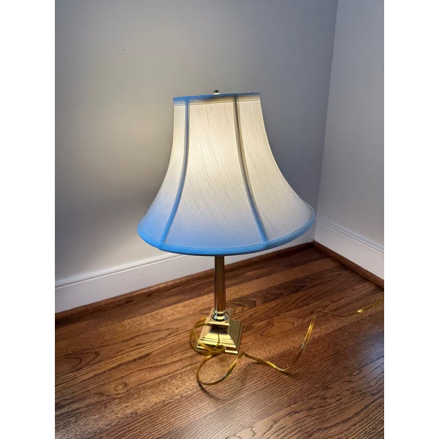 Neoclassical Late 20th Century Classic Polished Brass Table Lamp With Empire Shade – Traditional Neoclassical Style For Sale - Image 3 of 6